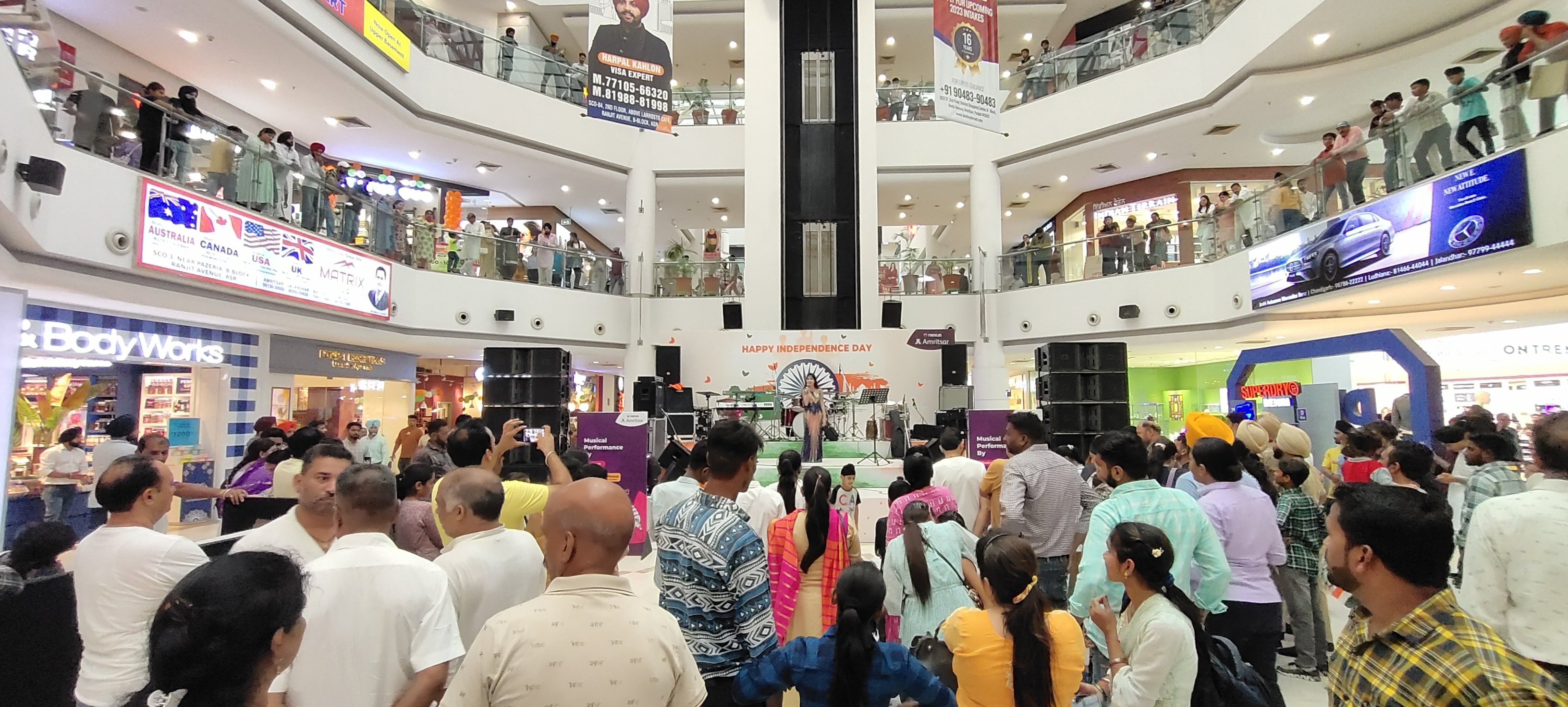 The crowd thoroughly enjoyed the electrifying energy as Resham Talwar captivates audiences at Amritsar’s Nexus Mall with her Independence Day performance, proving that inclusive celebrations leave a lasting impact on hearts and minds.